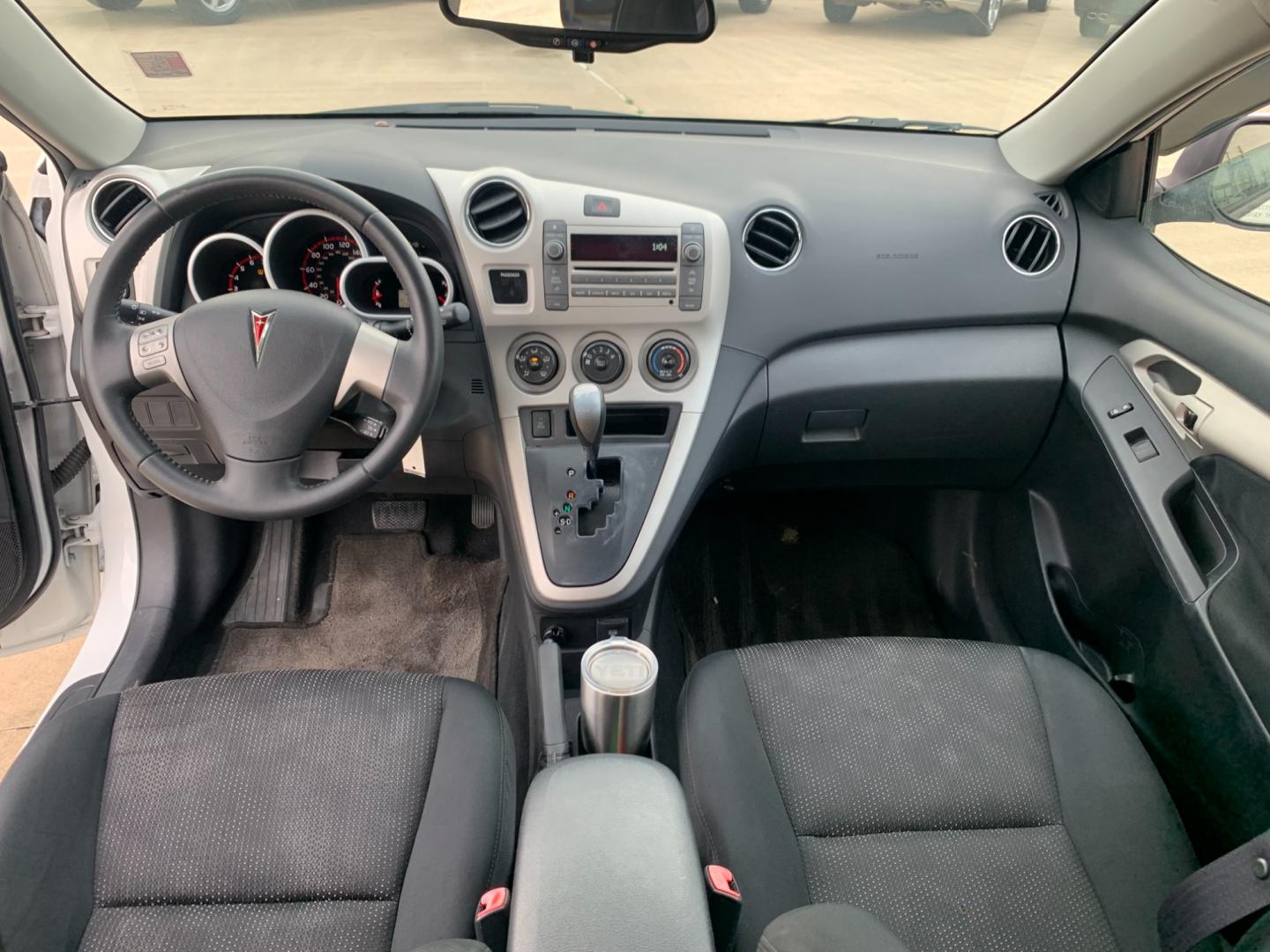 2009 white /black Pontiac Vibe 2.4L (5Y2SP67059Z) with an 2.4L L4 DOHC 16V engine, 4-Speed Automatic Overdrive transmission, located at 14700 Tomball Parkway 249, Houston, TX, 77086, (281) 444-2200, 29.928619, -95.504074 - Photo#10